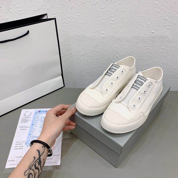 original design luxury classic woman 2020 new canvas shoes green white black yellow letters embossed flat casual sports shoes
original design luxury classic woman 2020 new canvas shoes green white black yellow letters embossed flat casual sports shoes