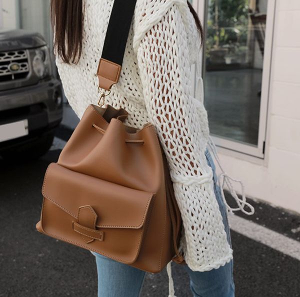 vintage women wide strap shoulder bags designer buckets bag luxury pu leather crossbody messenger bag large totes female purses
vintage women wide strap shoulder bags designer buckets bag luxury pu leather crossbody messenger bag large totes female purses