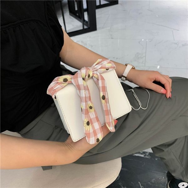 2020 new shoulder bag women's casual fashion korean version of the small fresh scarf mini crossbody bag
2020 new shoulder bag women's casual fashion korean version of the small fresh scarf mini crossbody bag