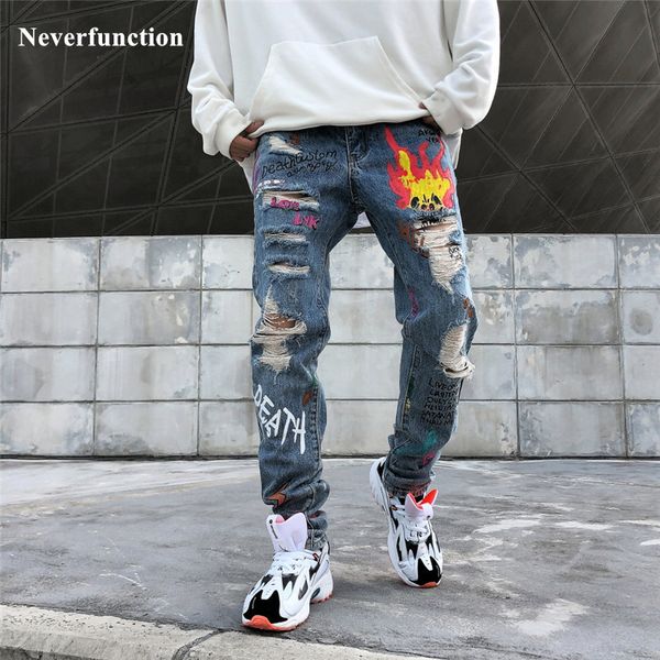 мужчины streetwear граффити напечатаны ripped нищий узкие джинсы хип-хоп проблемные колено отверстия бегуны джинсы джинсовые брюки, Blue
мужчины streetwear граффити напечатаны ripped нищий узкие джинсы хип-хоп проблемные колено отверстия бегуны джинсы джинсовые брюки, Blue