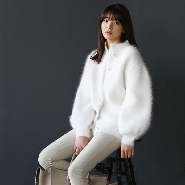 ss 2018 winter / autumn fashion women o neck pearl button lantern sleeve female solid color faux mink cashmere cardigan sweater, White;black 
ss 2018 winter / autumn fashion women o neck pearl button lantern sleeve female solid color faux mink cashmere cardigan sweater, White;black