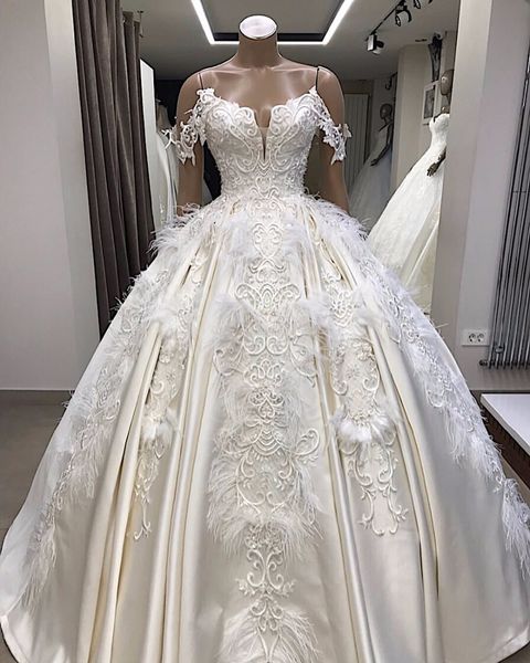 vintage satin lace appliqued ball gown wedding dress with feathers luxury saudi dubai arabic plus size bridal gown, White
vintage satin lace appliqued ball gown wedding dress with feathers luxury saudi dubai arabic plus size bridal gown, White