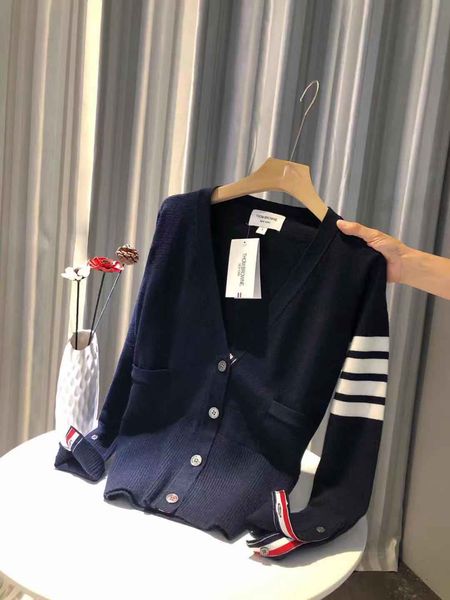 Tb luxury de igner men and women cardigan weater cla ic tyle leeve hit color knit fa hion treet hoot e ential v neck button weater
Tb luxury de igner men and women cardigan weater cla ic tyle leeve hit color knit fa hion treet hoot e ential v neck button weater