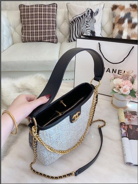 super capacity bucket woollen fabric double chain design cool and romantic travel with a variety of back
super capacity bucket woollen fabric double chain design cool and romantic travel with a variety of back