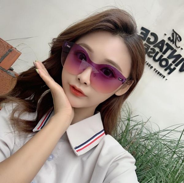 European and American fashionable sunglasses personality sunglasses trend conjoined body piece glasses, retro jelly color sunglasses
European and American fashionable sunglasses personality sunglasses trend conjoined body piece glasses, retro jelly color sunglasses