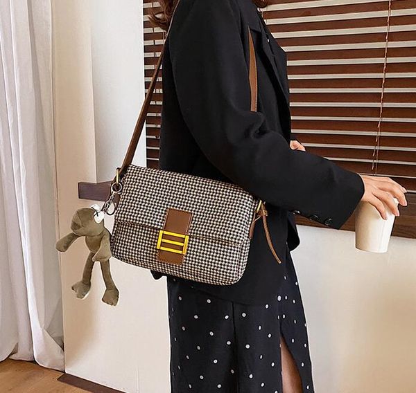 Designer Women Flap Handbag Frog Pendant Crossbody Bag Shoulder Bag Luxury Classic Girl Bags Fashion Small Bag
Designer Women Flap Handbag Frog Pendant Crossbody Bag Shoulder Bag Luxury Classic Girl Bags Fashion Small Bag