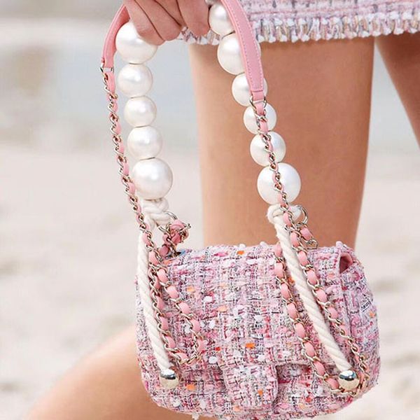 Fa hion and 2019 ummer tweed pearl flap houlder bag 19cm women 039 medium pearl chain handbag
Fa hion and 2019 ummer tweed pearl flap houlder bag 19cm women 039 medium pearl chain handbag