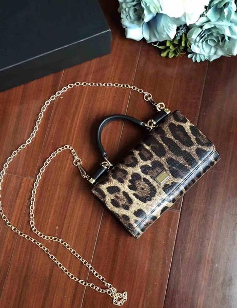women's classic crossbody bag designer lady's dinner bag fashionable lady style leather clamshell design chain shoulder strap hand
women's classic crossbody bag designer lady's dinner bag fashionable lady style leather clamshell design chain shoulder strap hand