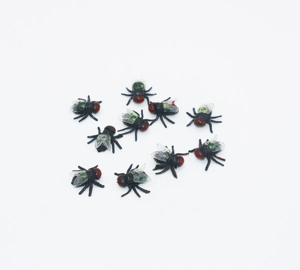 10pcs jokes funny toys housefly / cockroach plastic bugs april fool's day props simulated flying halloween decoration