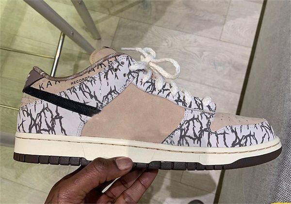new authentic sb dunk low travis scott sample ts x dunk beige bandana casual skateboard shoes man women running shoes with box 
new authentic sb dunk low travis scott sample ts x dunk beige bandana casual skateboard shoes man women running shoes with box