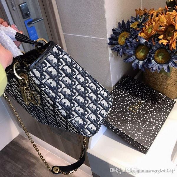 2020 ВЫСОКОГО КАЧЕСТВО FASHION ЖЕНЩИНА СУМКИ ЖЕНСКОГО ДИЗАЙН SOLID COLOR АЛФАВИТ ВЫШИВКА БРАСЛЕТ КОШЕЛЕК КОЖА ЦЕПЬ BAG Crossbody СУМКА A796
2020 ВЫСОКОГО КАЧЕСТВО FASHION ЖЕНЩИНА СУМКИ ЖЕНСКОГО ДИЗАЙН SOLID COLOR АЛФАВИТ ВЫШИВКА БРАСЛЕТ КОШЕЛЕК КОЖА ЦЕПЬ BAG Crossbody СУМКА A796