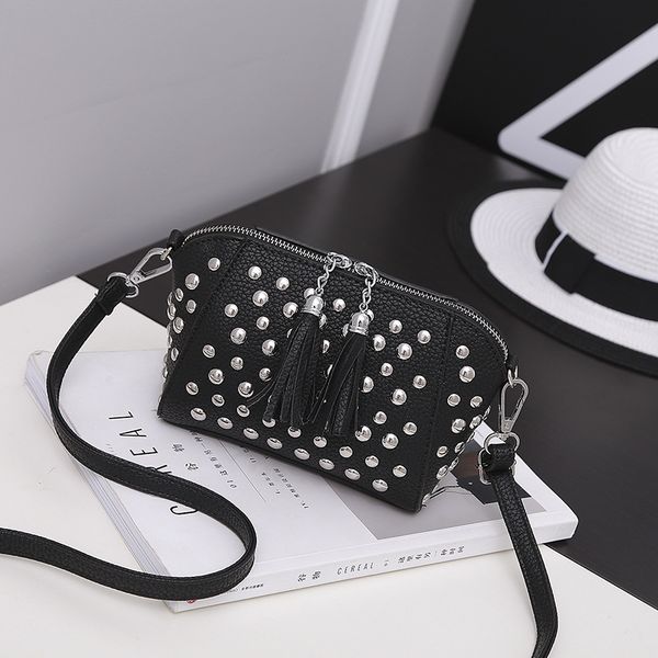 2020 новая оболочка сумка кисточкой сумка крест-накрест плечо заклепки женские
2020 новая оболочка сумка кисточкой сумка крест-накрест плечо заклепки женские
