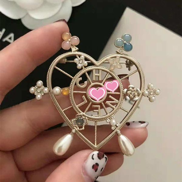 Europe and America New Fashion Brooch Pin Gold Plated Letter Heart Brooch for Party Wedding Nice Gift for Friends
Europe and America New Fashion Brooch Pin Gold Plated Letter Heart Brooch for Party Wedding Nice Gift for Friends
