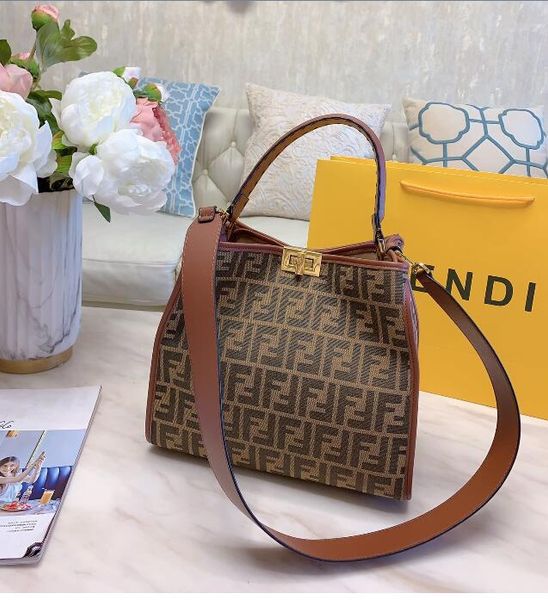 2020 web celebrity retro canvas handbag new cross-body bag, handbag with clamshell design, size of 28cm
2020 web celebrity retro canvas handbag new cross-body bag, handbag with clamshell design, size of 28cm