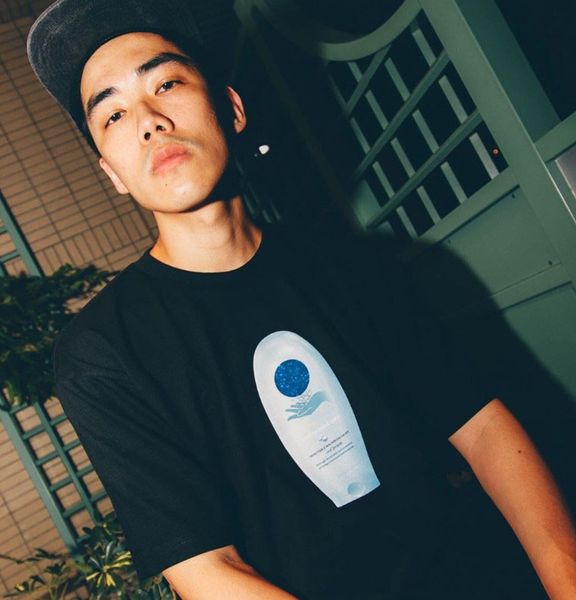 модный дизайнер женские футболки 2020 лето повседневная мужская роскошная одежда с коротким рукавом тройники мода крем тройник печати смешны, White 
модный дизайнер женские футболки 2020 лето повседневная мужская роскошная одежда с коротким рукавом тройники мода крем тройник печати смешны, White