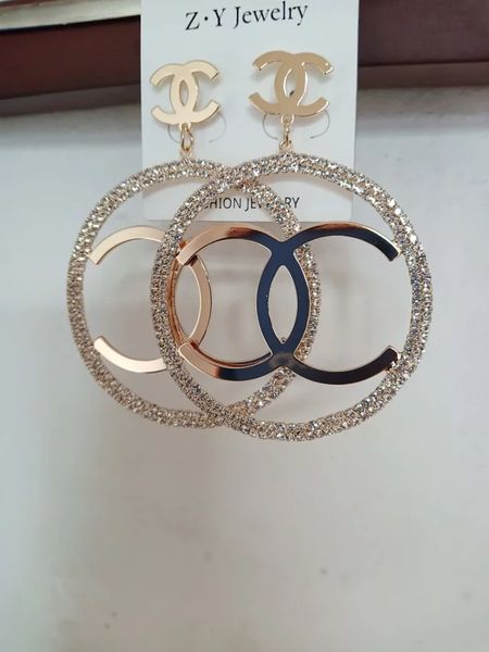 New luxury de igner big tud earring 16k gold plated brand letter diamond ear round tud earring letter gift for women 
New luxury de igner big tud earring 16k gold plated brand letter diamond ear round tud earring letter gift for women