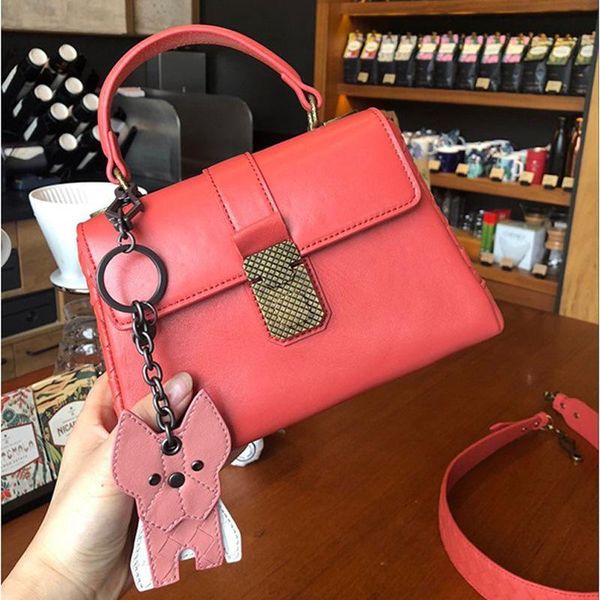 elegant2019 genuine layer head leather small sheepskin manual weave width straps ma'am single shoulder diagonal handbag
elegant2019 genuine layer head leather small sheepskin manual weave width straps ma'am single shoulder diagonal handbag