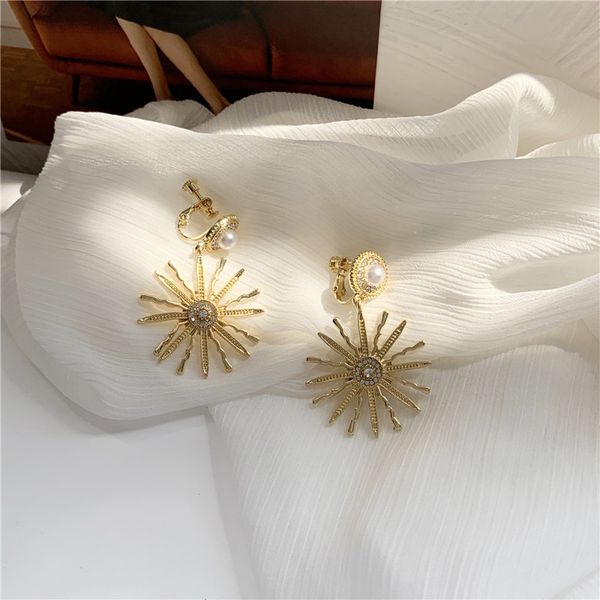 s925 silver needle korean temperament retro sun flower earrings european and american personality cold wind long earrings goddess
s925 silver needle korean temperament retro sun flower earrings european and american personality cold wind long earrings goddess