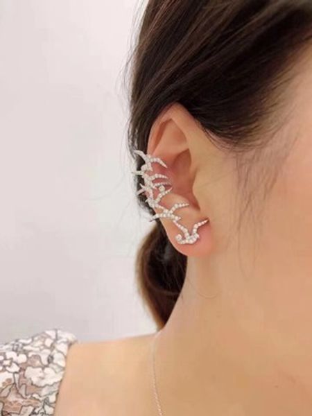 wholesale-les hirondelles' asymmetrical ear cuff with stud earring set - silver, Golden
wholesale-les hirondelles' asymmetrical ear cuff with stud earring set - silver, Golden