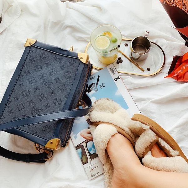 High end fa hion brand de igner luxury vlv monogram denim canva leather mini oft trunk box handbag me enger bag pari 25 17cm
High end fa hion brand de igner luxury vlv monogram denim canva leather mini oft trunk box handbag me enger bag pari 25 17cm