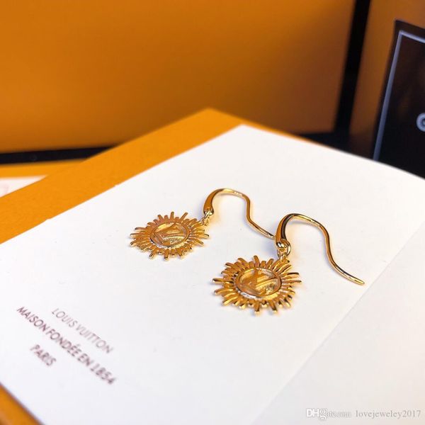 luxury jewelry women designer earrings sun circle charm earrings with logo high-end silver rose gold chain elegant stud with v logo, Golden
luxury jewelry women designer earrings sun circle charm earrings with logo high-end silver rose gold chain elegant stud with v logo, Golden