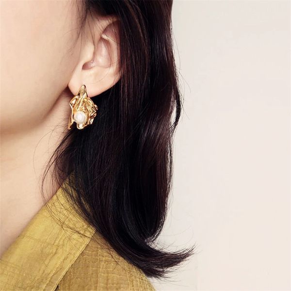 2019 gold hanging imitation pearl simple earrings female fashion accessories gift flowers european and american earrings party, Golden;silver
2019 gold hanging imitation pearl simple earrings female fashion accessories gift flowers european and american earrings party, Golden;silver