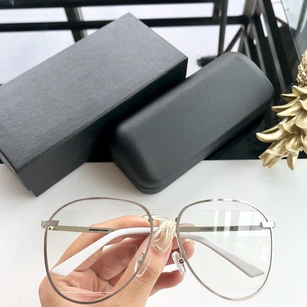 designed sunglasses - new 2019 am0193s for both men and women size 60-16-140 with box, White;black
designed sunglasses - new 2019 am0193s for both men and women size 60-16-140 with box, White;black