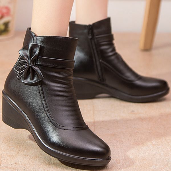 female boot butterfly knot split leather boots women winter shoes warm plush ankle boots black wedges zip botines mujer 2019 t200106
female boot butterfly knot split leather boots women winter shoes warm plush ankle boots black wedges zip botines mujer 2019 t200106