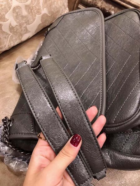 2019 new women flap chain shoulder handbag oil wax real leather v shaped designer purse shoulder messenger handbag
2019 new women flap chain shoulder handbag oil wax real leather v shaped designer purse shoulder messenger handbag