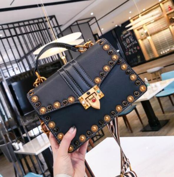 мода ретро женщина сумки кожа pu роскошные сумки женские сумки конструктора rivet tote девушки качества плеча вскользь сумка
мода ретро женщина сумки кожа pu роскошные сумки женские сумки конструктора rivet tote девушки качества плеча вскользь сумка