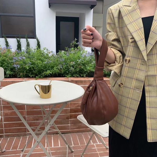 fashion round bags women handbags brands chic small wrist handle bag ladies tote fashion dinner party purses 
fashion round bags women handbags brands chic small wrist handle bag ladies tote fashion dinner party purses