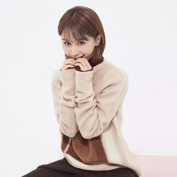 women's 2019 autumn and winter fashion cashmere square contrast color round neck long sleeve pullover sweater, White;black
women's 2019 autumn and winter fashion cashmere square contrast color round neck long sleeve pullover sweater, White;black