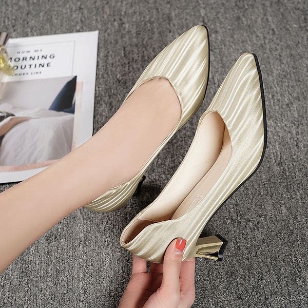 2020 new women pumps black high heels lady patent leather thick with autumn pointed single shoes female zapatillas mujer u22-53
2020 new women pumps black high heels lady patent leather thick with autumn pointed single shoes female zapatillas mujer u22-53