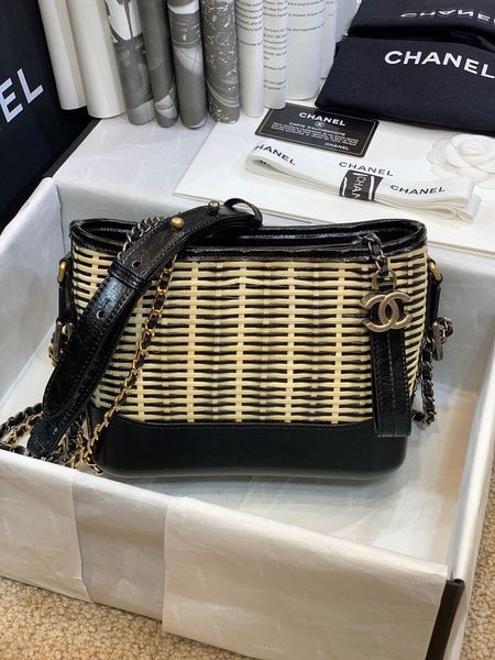 new ladies handbags 5a high-end custom quality handbags fashion fashion business casual style gold and silver metal accessories with long st
new ladies handbags 5a high-end custom quality handbags fashion fashion business casual style gold and silver metal accessories with long st