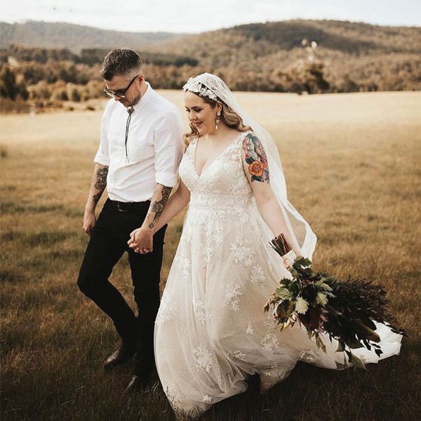 plus size boho wedding dresses v neck sleeveless appliqued lace tulle a line bohemian bridal gowns sweep train vestido de noiva, White 
plus size boho wedding dresses v neck sleeveless appliqued lace tulle a line bohemian bridal gowns sweep train vestido de noiva, White