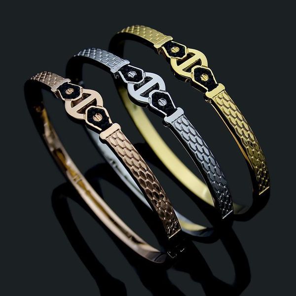 2020 designer studded black mud bar diamond serpentine bracelet lady lattice bracelet
2020 designer studded black mud bar diamond serpentine bracelet lady lattice bracelet