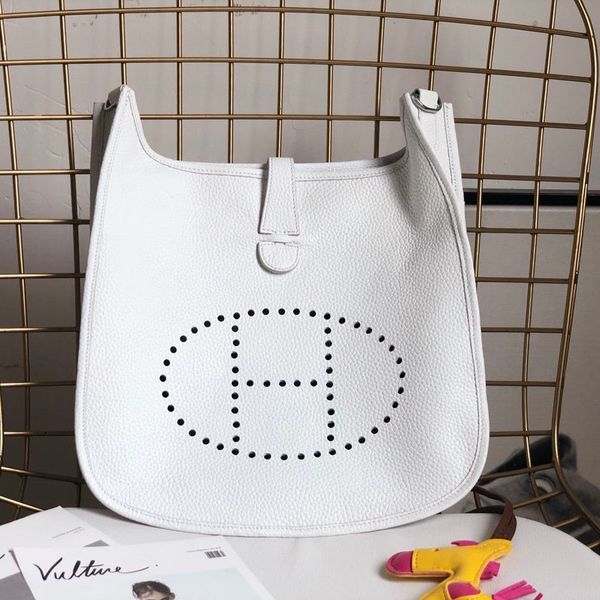 handbag bag luxury shoulder bag metal hardware luxury fashion large capacity leather and canvas production fashion printing evelyne
handbag bag luxury shoulder bag metal hardware luxury fashion large capacity leather and canvas production fashion printing evelyne