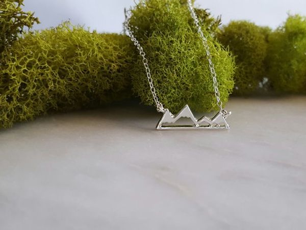 1 mountain peak charm necklace hollow pendant snow silver gold fashion simple outdoor landscape ladies men's jewelr
1 mountain peak charm necklace hollow pendant snow silver gold fashion simple outdoor landscape ladies men's jewelr