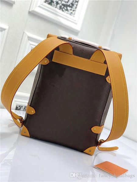 2019 small shoulder bag: 26*37 *14cm.sew rivet edges and corners.there is also a handle for the portable experience
2019 small shoulder bag: 26*37 *14cm.sew rivet edges and corners.there is also a handle for the portable experience