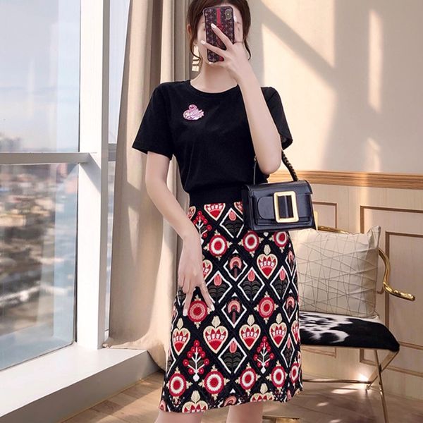 2020 summer flower embroidery skirt suit women beading swan black t-shirt + high waist pencil skirt set 2 pieces, White
2020 summer flower embroidery skirt suit women beading swan black t-shirt + high waist pencil skirt set 2 pieces, White