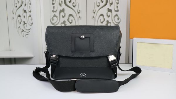 2018 fashion single shoulder bags men's handbags designer luxury leather shoulder bag for men high-quality size32*26*8cm# 40510
2018 fashion single shoulder bags men's handbags designer luxury leather shoulder bag for men high-quality size32*26*8cm# 40510