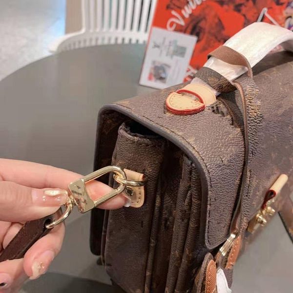 19 in the large capacity lady handbags really old pattern printing aslant crust from the postman single shoulder bag luxury women handbags
19 in the large capacity lady handbags really old pattern printing aslant crust from the postman single shoulder bag luxury women handbags