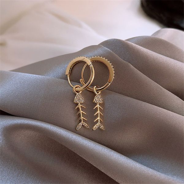 trendy shiny crystal zircon gold hoop earring for women korean new fishbone design individual earrings wild fashion jewelry, Golden;silver
trendy shiny crystal zircon gold hoop earring for women korean new fishbone design individual earrings wild fashion jewelry, Golden;silver