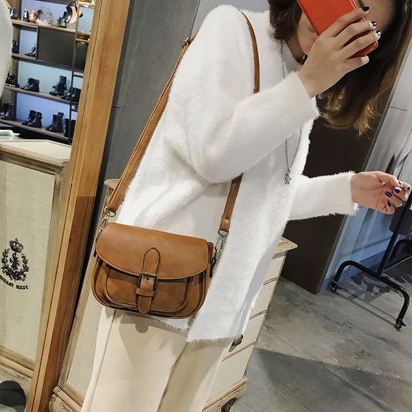 2020 new style vintage leather buckle pliers single shoulder messenger bag with small oil difference
2020 new style vintage leather buckle pliers single shoulder messenger bag with small oil difference