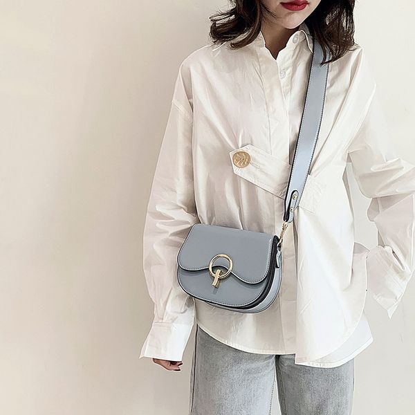 2020 new women's shoulder bag korean version of the simple ladies diagonal bag tassel casual ladies saddle
2020 new women's shoulder bag korean version of the simple ladies diagonal bag tassel casual ladies saddle