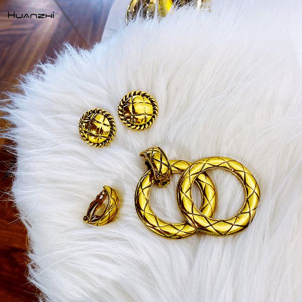 huanzhi 2019 new korean retro metal geometric irregular circle buttons personality hoop earrings for women girls party jewelry, Golden;silver
huanzhi 2019 new korean retro metal geometric irregular circle buttons personality hoop earrings for women girls party jewelry, Golden;silver