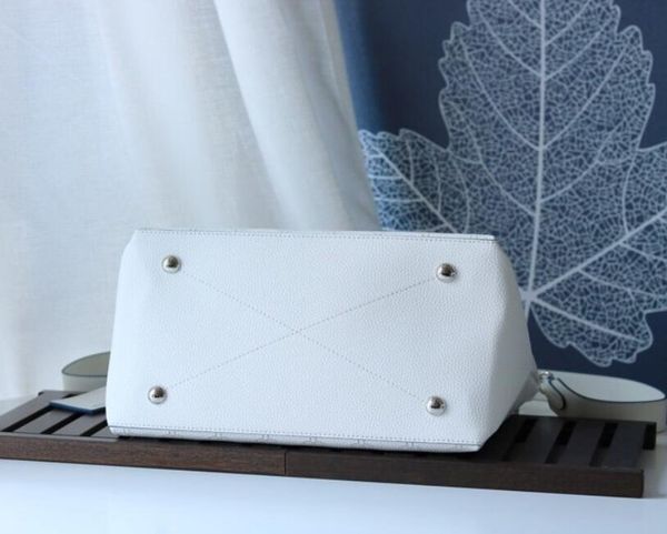 fashion classic lady metal chain bag high-grade shoulder diagonal leather bag leather embroidery thread handbag
fashion classic lady metal chain bag high-grade shoulder diagonal leather bag leather embroidery thread handbag