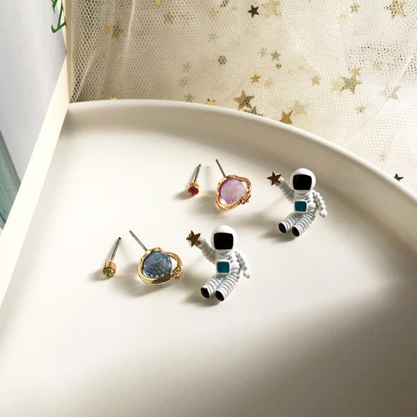 asymmetrical contracted crystal earrings fashion ladies earrings space astronauts small stud fashion woman, Golden;silver
asymmetrical contracted crystal earrings fashion ladies earrings space astronauts small stud fashion woman, Golden;silver