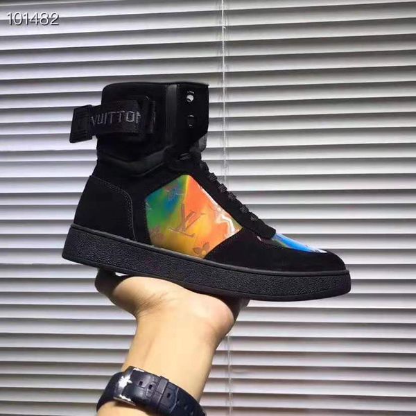 19FW Rivoli Prism Sneaker Boots Mens Designer Высокая Низкая верхняя Тапки Мода Радуга Кожа Sneaker с монограммой мужские дизайнерские Тренеров
19FW Rivoli Prism Sneaker Boots Mens Designer Высокая Низкая верхняя Тапки Мода Радуга Кожа Sneaker с монограммой мужские дизайнерские Тренеров