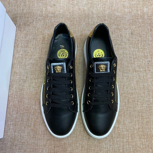 the same style high-end luxury men's casual jogging shoes triple fashion men's brand platform men's shoes classic vintage med, Black
the same style high-end luxury men's casual jogging shoes triple fashion men's brand platform men's shoes classic vintage med, Black